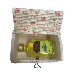 Baúl floreado con licor en miniatura