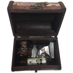 Baúl mapa madera con aceite la chinata, bombón de higo y mermelada de cereza