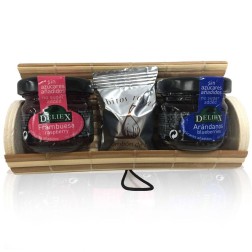 Baúl mimbre beige y marrón con mermeladas y bombón de higo para regalar