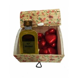 Baúl con licor de hierba y bombones