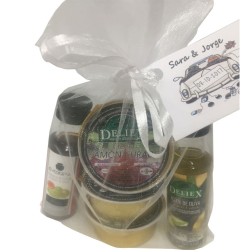 Detalle boda con aceite vinagre y patés en bolsa de organza para empresa