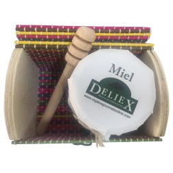 Detalle empresa con baúl, miel y palito catador