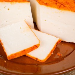 Queso de cabra semicurado con pimentón de la Vera