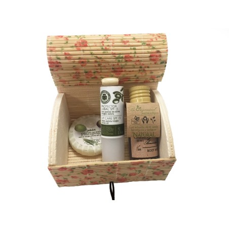 baúl con cosmética de aceite de oliva