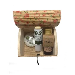 Pastilla de jabón, labial, bodymilk y baúl.