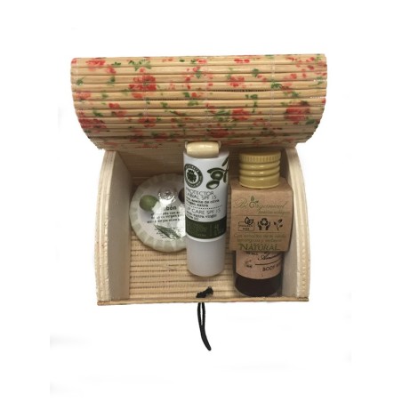 Pastilla de jabón, labial, bodymilk y baúl.
