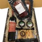 Estuche con loncheados, quesos de untar, vino tinto y picos Deliex.