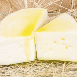 Queso de Cabra Curado en aceite de oliva 600 gramos aprox.