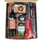 Estuche muy completo con Vino Tinto, crema de Torta, Aceitunas y salchichón y chorizo en vela Estuche muy completo con Vino Tinto, crema de Torta, Aceitunas y salchichón y chorizo en vela