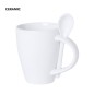 Taza con cuchara de cerámica blanca. Taza con cuchara de cerámica blanca.