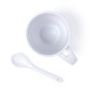 Taza con cuchara de cerámica blanca. Taza con cuchara de cerámica blanca.