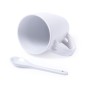 Taza con cuchara de cerámica blanca. Taza con cuchara de cerámica blanca.