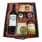 Estuche con Vino Rioja, patés ibéricos, cuña de queso de oveja y aceitunas al ajo. Estuche con Vino Rioja, patés ibéricos, cuña de queso de oveja y aceitunas al ajo.