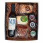 Estuche con cuña de queso, morcón, crema de jamón curado, crema de queso, boletus con trufa y vino montequinto. Estuche con cuña de queso, morcón, crema de jamón curado, crema de queso, boletus con trufa y vino montequinto.