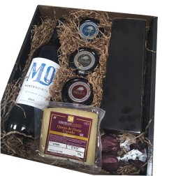 Cesta regalo con vino Montequinto, set de vino, cuña de queso, cremas de untar y bombones